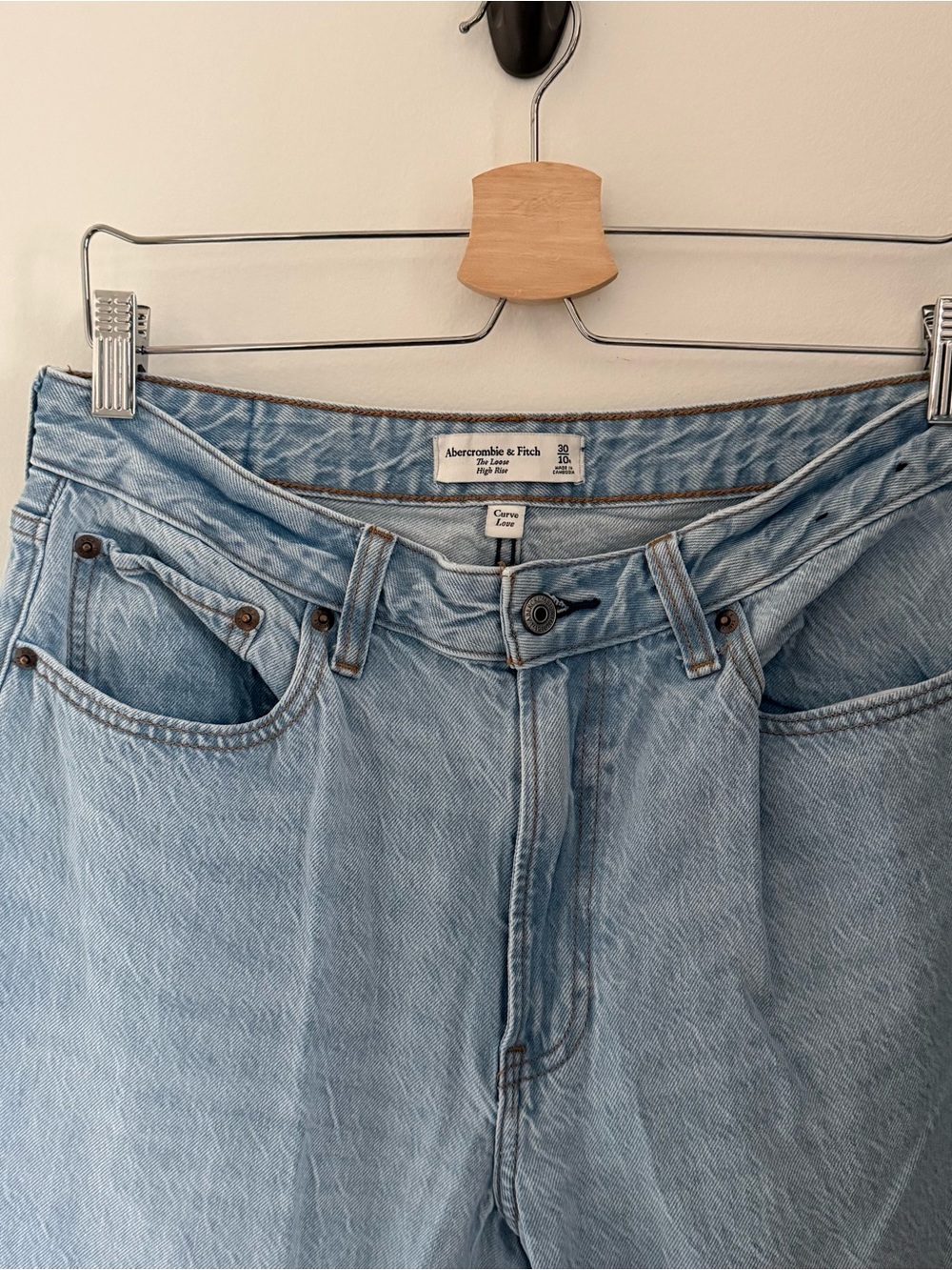 Abercrombie & Fitch Curve Love High Rise Loose Jeans | Light Blue Marbled Denim - Picture 3 of 4